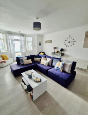 Stunning spacious 3 bedroom seafront apartment 2 minute walk to beach, shops, restaurants